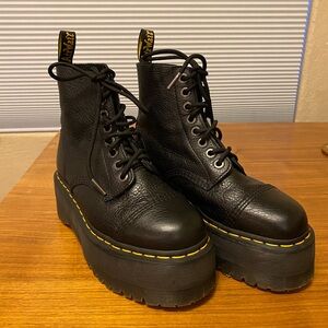 Dr. Martens SINCLAIR
Milled Nappa Leather Platform Boots size 8